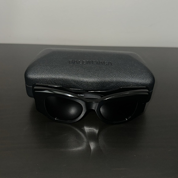 100% Authentic Balenciaga Sunglasses with case - Picture 4 of 6